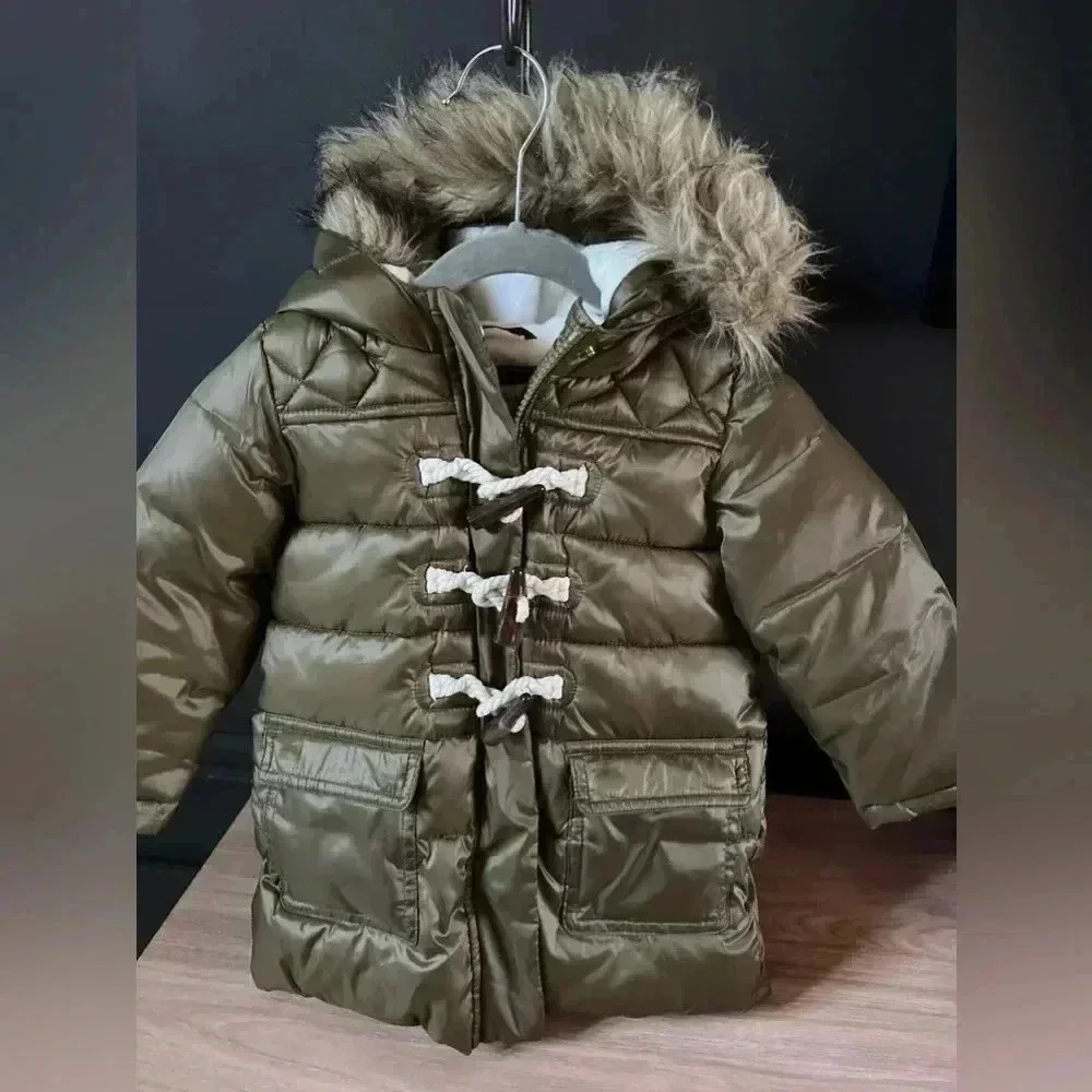 Gap 2T green coat w/ tortoise toggles & removable fur